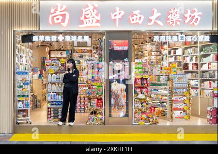 Hongkong, China. April 2024. Ein Verkäufer wartet in einer Drogerie in Hongkong auf Kunden. (Credit Image: © Budrul Chukrut/SOPA Images via ZUMA Press Wire) NUR REDAKTIONELLE VERWENDUNG! Nicht für kommerzielle ZWECKE! Stockfoto