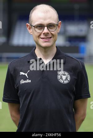 Kiel, Deutschland. Juli 2024. firo : 22.07.2024, Fußball, Fußball: 1.Bundesliga: Saison 2024/2025 Fotosession Holstein Kiel Timo Syroka Portrait, Holstein Credit: dpa/Alamy Live News Stockfoto