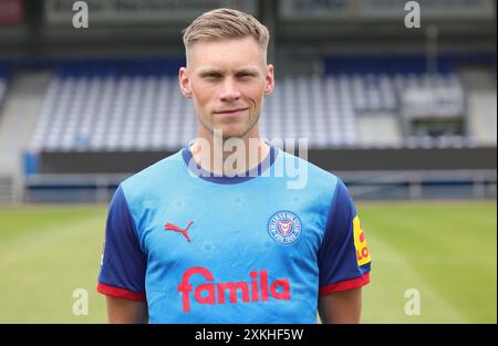 Kiel, Deutschland. Juli 2024. firo : 22.07.2024, Fußball, Fußball: 1.Bundesliga: Saison 2024/2025 Fotosession Holstein Kiel Jonas Sterner Portrait, Holstein Credit: dpa/Alamy Live News Stockfoto