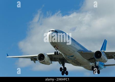 Air Transat, Airbus A330-243, Aufstieg am Montréal-Pierre Elliott Trudeau International Airport, Dorval, Quebec, Kanada Stockfoto