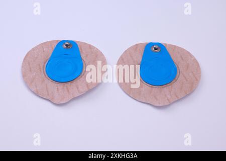 Zwei medizinische Elektroden isoliert auf weißem Hintergrund mit weichem Schatten Stockfoto
