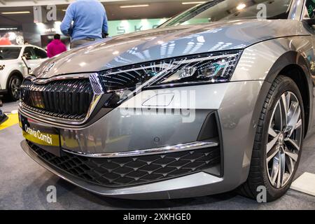 Der Octavia Combi von Skoda ist ein geräumiger und vielseitiger Kombi, der praktisch, komfortabel und modern ausgestattet ist und ideal für Familien ist Stockfoto