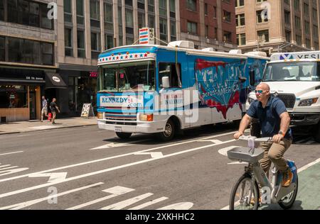 Ein Freizeitfahrzeug, das mit Werbung bestückt ist, um Spendenaktionen für Robert F. Kennedys Präsidentschaftskampagne am Mittwoch, den 10. Juli 2024, in Chelsea in New York zu fördern. (© Richard B. Levine) Stockfoto