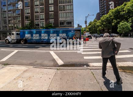 Eine Lieferung von Bud Light Beer und anderen Getränken in einem Budweiser Truck in Chelsea in New York am Donnerstag, den 11. Juli 2024. (© Richard B. Levine) Stockfoto