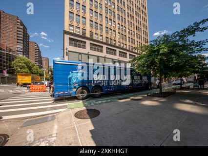 Eine Lieferung von Bud Light Beer und anderen Getränken in einem Budweiser Truck in Chelsea in New York am Donnerstag, den 11. Juli 2024. (© Richard B. Levine) Stockfoto