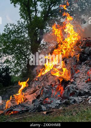 Brennendes Lagerfeuer in norfolk england Stockfoto