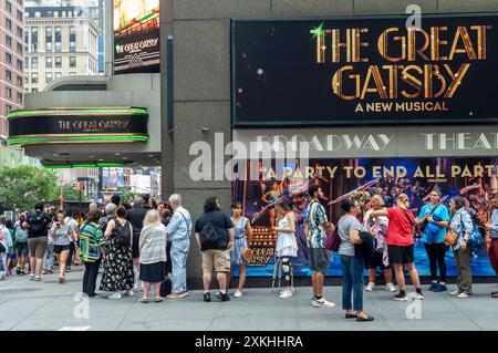 Eine Reihe von Theaterbesuchern, die darauf warten, das Broadway Theatre am Broadway in New York für die Aufführung von „The Great Gatsby“ zu betreten, einem Musical, das auf dem Roman von F. Scott Fitzgerald aus dem Jahr 1925 basiert, der am 17. Juli 2024 zu sehen war. (© Richard B. Levine) Stockfoto