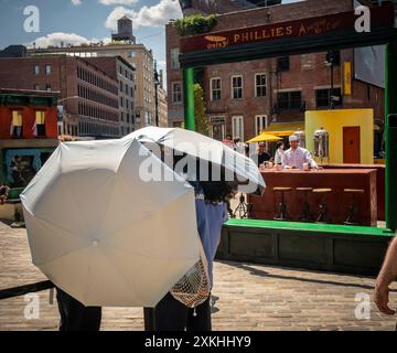 Besucher des Meatpacking District posieren am Freitag, den 19. Juli 2024, für Fotos in dreidimensionalen Nachbildungen der berühmten Edward Hopper Paintings, Nighthawks, Early Sunday Morning und Soir Bleu. Die Ausstellung feiert in Zusammenarbeit mit dem Whitney Museum den 142. Geburtstag von Edward Hoppers am 22. Juli. Das Whitney verfügt über die größte Sammlung von Hopper-Gemälden. (© Richard B. Levine) Stockfoto