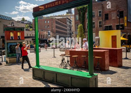 Besucher des Meatpacking District posieren am Freitag, den 19. Juli 2024, für Fotos in dreidimensionalen Nachbildungen der berühmten Edward Hopper Paintings, Nighthawks, Early Sunday Morning und Soir Bleu. Die Ausstellung feiert in Zusammenarbeit mit dem Whitney Museum den 142. Geburtstag von Edward Hoppers am 22. Juli. Das Whitney verfügt über die größte Sammlung von Hopper-Gemälden. (© Richard B. Levine) Stockfoto