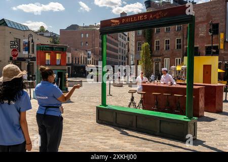 Besucher des Meatpacking District posieren am Freitag, den 19. Juli 2024, für Fotos in dreidimensionalen Nachbildungen der berühmten Edward Hopper Paintings, Nighthawks, Early Sunday Morning und Soir Bleu. Die Ausstellung feiert in Zusammenarbeit mit dem Whitney Museum den 142. Geburtstag von Edward Hoppers am 22. Juli. Das Whitney verfügt über die größte Sammlung von Hopper-Gemälden. (© Richard B. Levine) Stockfoto