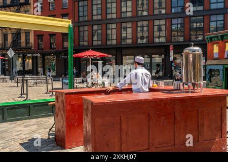 Besucher des Meatpacking District posieren am Freitag, den 19. Juli 2024, für Fotos in dreidimensionalen Nachbildungen der berühmten Edward Hopper Paintings, Nighthawks, Early Sunday Morning und Soir Bleu. Die Ausstellung feiert in Zusammenarbeit mit dem Whitney Museum den 142. Geburtstag von Edward Hoppers am 22. Juli. Das Whitney verfügt über die größte Sammlung von Hopper-Gemälden. (© Richard B. Levine) Stockfoto