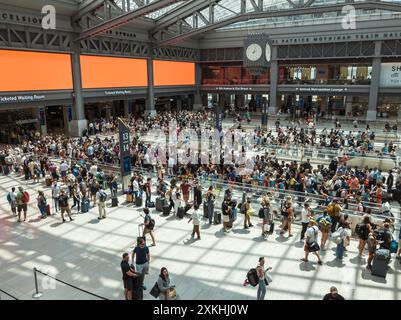 Horden von Reisenden in der Moynihan Train Hall in Penn Station in New York am Sonntag, 21. Juli 2024. (© Richard B. Levine) Stockfoto