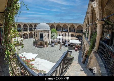 NIKOSIA, ZYPERN - 18. JUNI 2024: Buyuk Han, die größte Karawane der Insel. Sie wurde 1572 von den Osmanen erbaut. Im Innenhof befindet sich eine Moschee Stockfoto