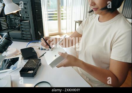 Master Überprüft Die Funktion Des Routers Stockfoto