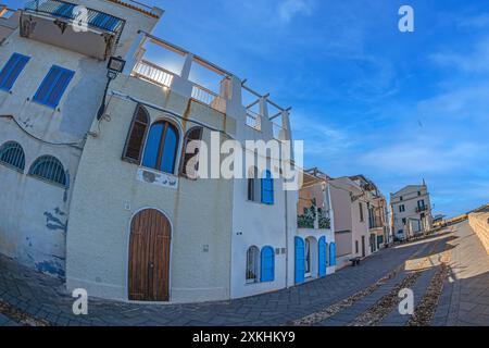 Blick auf die befestigten mittelalterlichen Mauern der Stadt Alghero, auf die Promenade Belvedere Alghero, Bastioni Marco Polo, Insel Sardinien, Provinz von Stockfoto