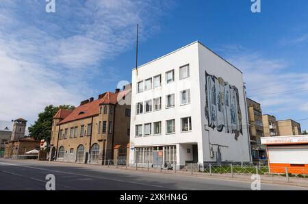 Sortavala, Russland - 21. Juli 2024: Karelskaja Straße, perspektivisches Foto an einem sonnigen Sommertag Stockfoto