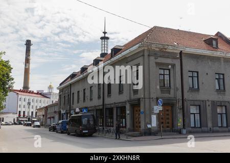 Sortavala, Russland - 21. Juli 2024: Straßenblick, Haus mit Spritze. Wohngebäude und Geschäftsgebäude. Das Gebäude wurde im Jahr 1936 von Stockfoto