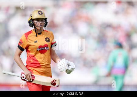 Issy Wong, Issy Wong von Birmingham Phoenix, wird von Oval Invincibles Alice Capsey während des Hundert Damenspiels im Kia Oval in London gefangen genommen. Bilddatum: Dienstag, 23. Juli 2024. Stockfoto