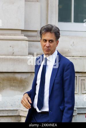 Whitehall London, Großbritannien. Juli 2024. Minister, die das Kabinettsbüro durch den Eingang von Whitehall erreichen und verlassen. ABGEBILDET: RT Hon Ed Miliband BridgetCatterall/AlamyLiveNews Stockfoto