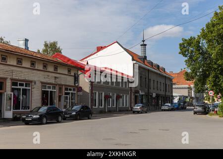 Sortavala, Russland - 21. Juli 2024: Kirow-Straßenfoto am sonnigen Sommertag, gewöhnliche Menschen und geparkte Autos sind auf der Straße Stockfoto