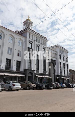 Sortavala, Russland - 21. Juli 2024: Das Gebäude der ehemaligen Verwaltung der Orthodoxen Kirche von Finnland in der Kirova-Straße, vertikales Foto Stockfoto