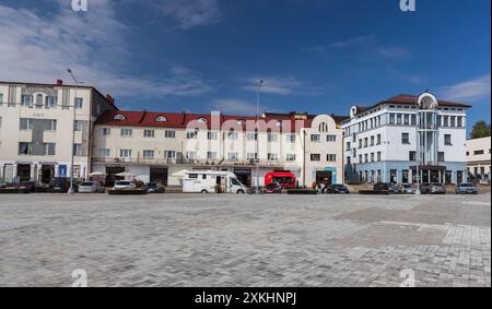 Sortavala, Russland - 21. Juli 2024: Blick auf die Straße von Tschkalov, Panoramaaufnahme an einem sonnigen Sommertag. Gewöhnliche Leute laufen die Straße in der Nähe von geparkten Autos Stockfoto