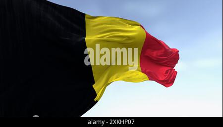 Nahaufnahme der belgischen Nationalflagge, die an einem klaren Tag winkt. Drei gleiche vertikale Bänder: Schwarz, gelb und rot. 3D-Illustrations-Rendering. Europäischer Co Stockfoto