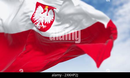 Nahaufnahme der polnischen Nationalflagge, die an einem klaren Tag im Wind winkt. Zwei horizontale weiße und rote Streifen mit Wappen. 3D-Darstellung. Ri Stockfoto