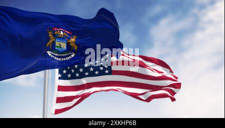 Die Bundesflagge Michigan und die Nationalflagge der usa winken an klaren Tagen im Wind. Stolz und Patriotismus. 3D-Darstellung. Wackelndes Fabri Stockfoto