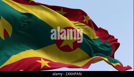 Nahaufnahme der Nationalflagge von Grenada, die an einem klaren Tag im Wind winkt. Land im Südosten der Karibik. 3D-Illustrationen rendern. Riffelung fa Stockfoto