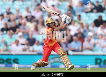 Issy Wong in Birmingham Phoenix schlug, aber die von Oval Invincibles Alice Capsey während des Hundert Damenspiels im Kia Oval, London. Bilddatum: Dienstag, 23. Juli 2024. Stockfoto