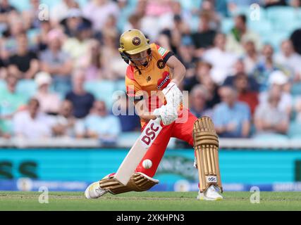 Issy Wong in Birmingham Phoenix schlug, aber die von Oval Invincibles Alice Capsey während des Hundert Damenspiels im Kia Oval, London. Bilddatum: Dienstag, 23. Juli 2024. Stockfoto