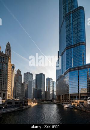 Chicago, IL, USA - März 2019: Golden Sunset Reflections: Wolkenkratzer am Chicago River Stockfoto