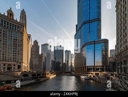 Chicago, IL, USA - März 2019: Golden Sunset Reflections: Wolkenkratzer am Chicago River Stockfoto
