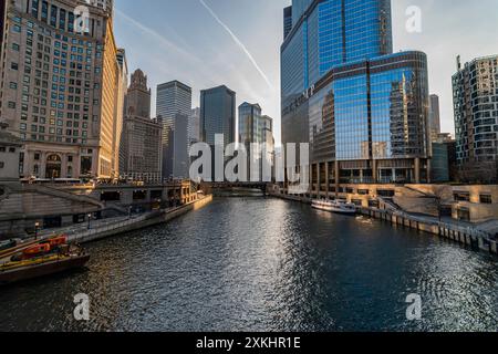 Chicago, IL, USA - März 2019: Golden Sunset Reflections: Wolkenkratzer am Chicago River Stockfoto