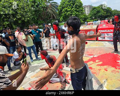 Demonstranten vor dem parlament in Dhaka protestieren gegen die Erschießung eines Studenten durch die Polizei während ihrer Kundgebung. Die Quotenreformbewegung 2024 ist eine anhaltende Protestbewegung, die von Studenten und Lehrern sowohl der öffentlichen als auch der privaten Universitäten angeführt wird. Die Bewegung fordert die Reform des konventionellen Systems der Quoten-basierten Einstellung von Arbeitsplätzen im Staat. Bangladesch. Stockfoto