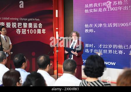 Tianjin, schottischer Athlet Eric Liddell im nordchinesischen Tianjin. Juli 2024. Catriona Radcliffe, Leiterin des schottischen Regierungsbüros in China, hält eine Rede während der Enthüllungszeremonie für die Dauerausstellung zum Gedenken an den schottischen Athleten Eric Liddell im nordchinesischen Tianjin am 23. Juli 2024. Diese Ausstellung soll den 100. Jahrestag seiner Goldmedaille bei den Olympischen Spielen 1924 in Paris feiern und seine Sportlichkeit und Internationalität fördern. Quelle: Li Ran/Xinhua/Alamy Live News Stockfoto