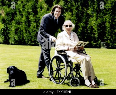 29-01-2001 Ginivra Archivio Storico Olycom/LaPresse Emanuele Filiberto di Savoia (Ginevra, 22 giugno 1972) è un personaggio televisivo italiano, nato in Svizzera per esilio, membro di Casa Savoia e e proprietario dell'Associazione Calcio Savoia 1908, del Real Agro Aversa e del Portici. Figlio di Vittorio Emanuele e di Marina Doria, è riconosciuto da una parte dei monarchici italiani come il Capo di Casa Savoia, in disputa con suo cugino Aimone di Savoia-Aosta. Nella Foto: Emanuele Filiberto di Savoia con la nonna Maria José di Savoia auf dem Foto: Emanuele Filiberto von Savoyen mit seinem Großmut Stockfoto