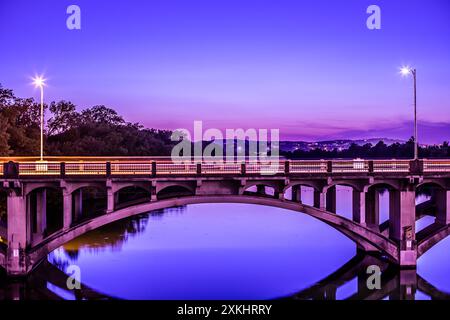 Die North Lamar Bridge in Austin, Texas, überquert den Lake Austin Stockfoto