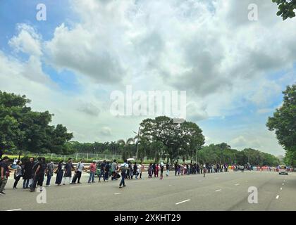 Demonstranten vor dem parlament in Dhaka protestieren gegen die Erschießung eines Studenten durch die Polizei während ihrer Kundgebung. Die Quotenreformbewegung 2024 ist eine anhaltende Protestbewegung, die von Studenten und Lehrern sowohl der öffentlichen als auch der privaten Universitäten angeführt wird. Die Bewegung fordert die Reform des konventionellen Systems der Quoten-basierten Einstellung von Arbeitsplätzen im Staat. Bangladesch. Stockfoto