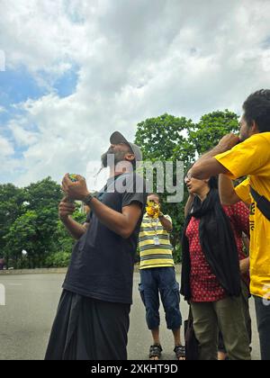 Demonstranten vor dem parlament in Dhaka protestieren gegen die Erschießung eines Studenten durch die Polizei während ihrer Kundgebung. Die Quotenreformbewegung 2024 ist eine anhaltende Protestbewegung, die von Studenten und Lehrern sowohl der öffentlichen als auch der privaten Universitäten angeführt wird. Die Bewegung fordert die Reform des konventionellen Systems der Quoten-basierten Einstellung von Arbeitsplätzen im Staat. Bangladesch. Stockfoto