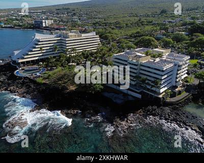 Kailua-Kona, Hawaii, USA - 14. Mai 2024: Das Hotel am Meer des Royal Kona Resort wird tagsüber aus der Vogelperspektive gezeigt. Stockfoto