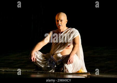 Toby Spence (M.K. Gandhi) in SATYAGRAHA an der English National Opera, London Coliseum, London WC2 01/02/2018 Koproduktion mit Improbable & Metropolitan Opera New York Musik: Philip Glass Libretto: Constance DeJong Dirigent: Karen Kamensek Bühnenbild: Julian Crouch Kostüme: Kevin Pollard Beleuchtung: Paule Constable Regisseure: Phelim McDermott & Julian Crouch Stockfoto