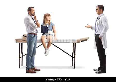Vater und Kind mit gebrochenem Arm in einem Krankenhaus, das mit einem Arzt auf weißem Hintergrund spricht Stockfoto