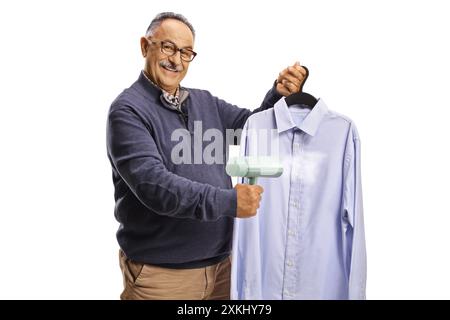 Reifer Mann, der ein Handdampfbügeleisen für ein Hemd auf weißem Hintergrund benutzt Stockfoto