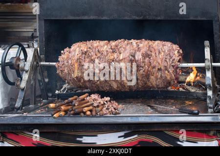 Türkische Cag Kebab auf Pole in horizontaler Position Stockfoto