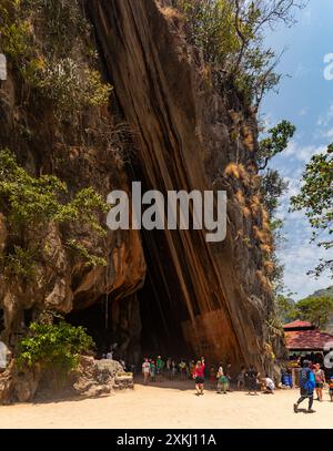 Ein Bild des verschobenen Felsens auf der James Bond Island, der eine kleine Höhle schuf, in die Touristen gehen können. Stockfoto