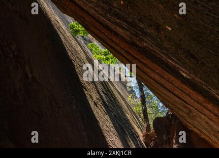 Ein Bild des verschobenen Felsens auf der James Bond Island, der eine kleine Höhle schuf, in die Touristen gehen können. Stockfoto