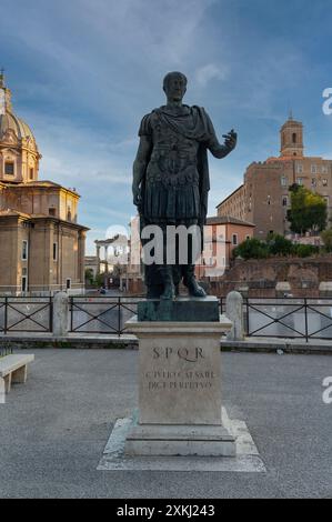 Bronzestatue von Julius Cäsar, Kopie eines Marmororiginals aus dem 20. Jahrhundert, Via dei Fori Imperiali, Rom, Italien Stockfoto