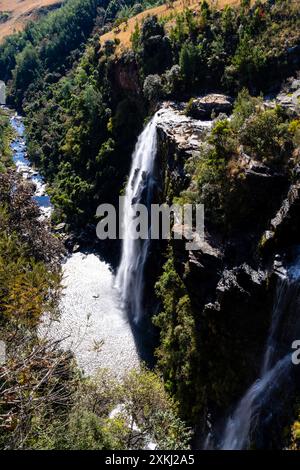 Blick auf die Lissabonner Wasserfälle entlang Südafrikas Panoramastraße in den Drakensberg Mountains. Stockfoto